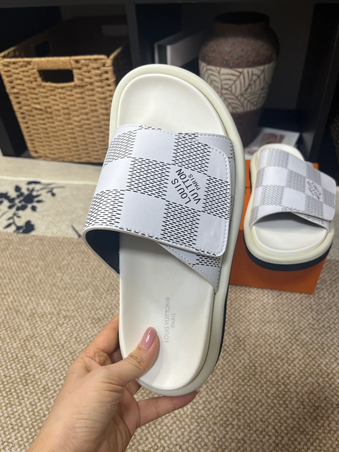 P340 [New Style] [LOUIS VUITTON] Louis Vuitton, LV printing, men's and women's slippers are now on the market, packed in drawer boxes with cloth bags and cards, the upper pattern looks very soft and waxy, and is a super versatile leg slimming tool. Fabric: imported denim/canvas/old fabric, LV hardware LOGO, official website pattern printing, comfortable to wear, feet: high-elastic PU water table. Sole: foam sole, heel height: about 5cm. Code number: 35-46, 35, 45, 46 are custom-made and non-returnable. Color: multiple colors and styles available.